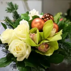 Un magnifique bouquet de noël à faire soi-même avec roses blanches, orchidées vertes, boules cuivrées et branches de sapin.