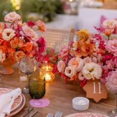 Magnifique décoration mariage automne avec des bouquets de fleurs aux tons chauds, des bougies scintillantes et une table dressée avec élégance.