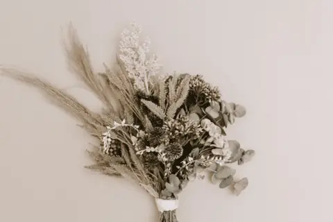 Un bouquet de fleurs séchées, parfait pour apprendre comment faire sécher des fleurs et créer une décoration durable.