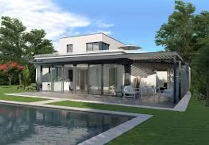 Maison moderne avec piscine et véranda. La décoration véranda extérieur invite à la détente avec ses meubles confortables et son ambiance lumineuse.