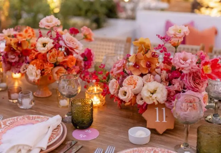 Magnifique décoration mariage automne avec des bouquets de fleurs aux tons chauds, des bougies scintillantes et une table dressée avec élégance.