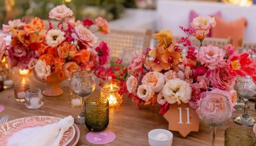 Magnifique décoration mariage automne avec des bouquets de fleurs aux tons chauds, des bougies scintillantes et une table dressée avec élégance.
