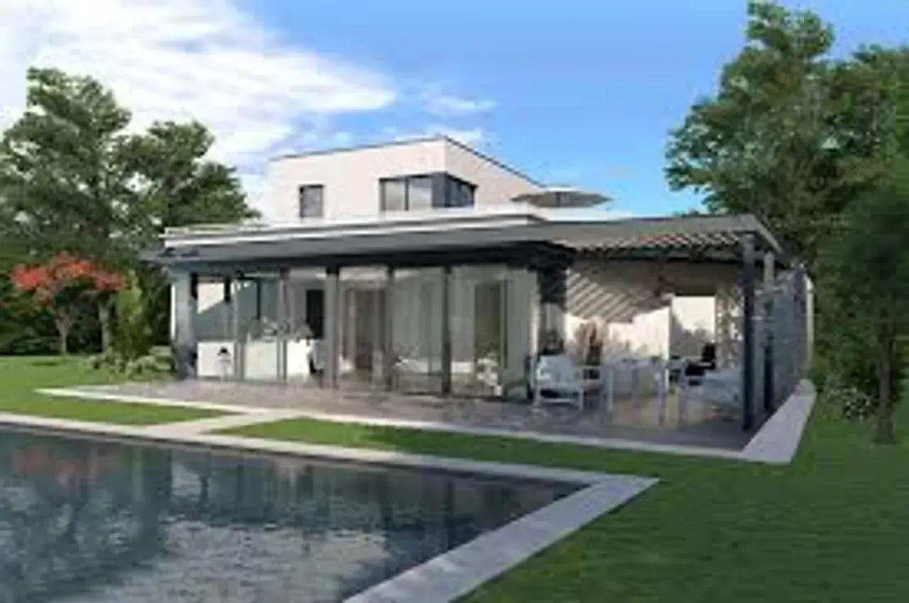 Maison moderne avec piscine et véranda. La décoration véranda extérieur invite à la détente avec ses meubles confortables et son ambiance lumineuse.