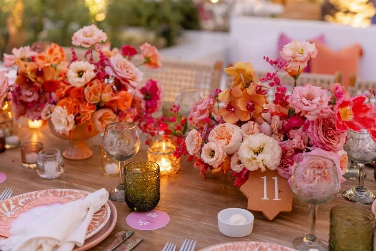 Magnifique décoration mariage automne avec des bouquets de fleurs aux tons chauds, des bougies scintillantes et une table dressée avec élégance.