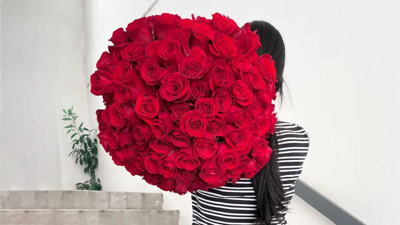 Un bouquet de roses rouges, symbole d'amour passionn&eacute;. La signification du nombre de roses peut varier, mais un grand bouquet exprime souvent un amour profond.